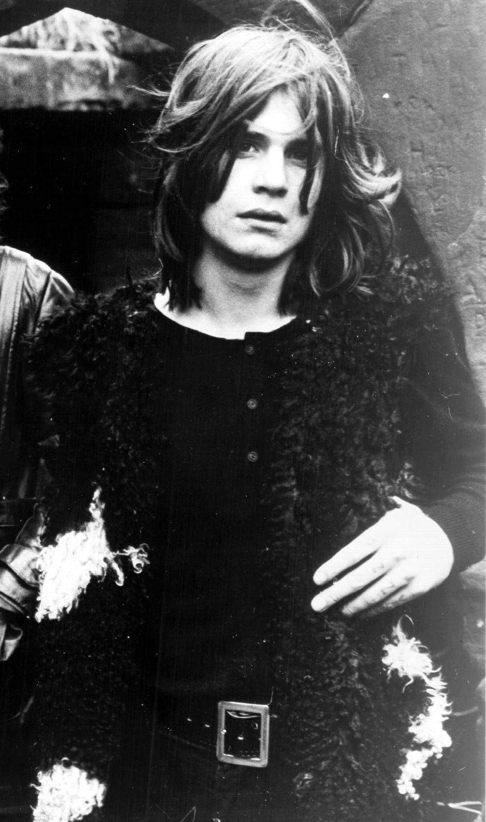 Ozzy Osbourne na propagační fotografii vydavatelství Warner Bros. z roku 1970