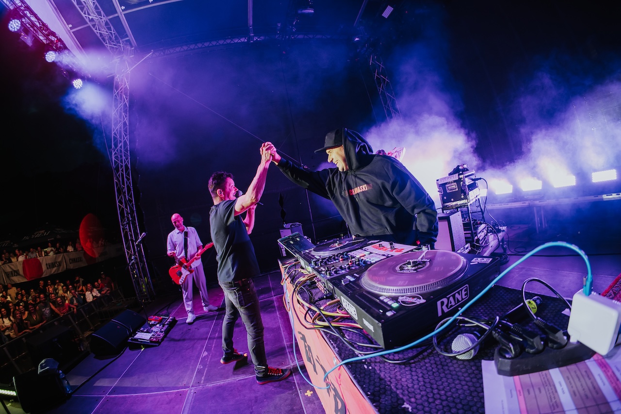 Chinaski a DJ Friky během turné Open air léto 2026