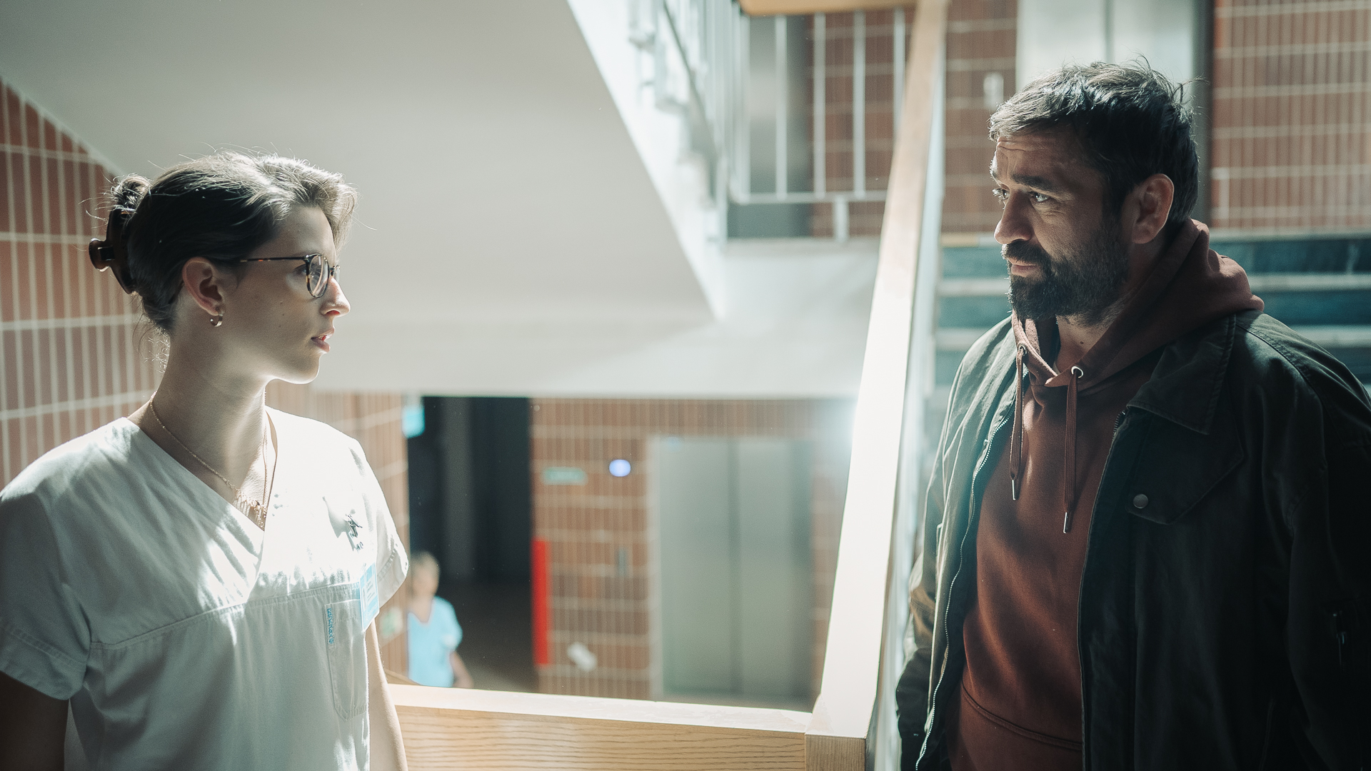 Záběr z filmu Bojovník s hlavními postavami otce a dcery