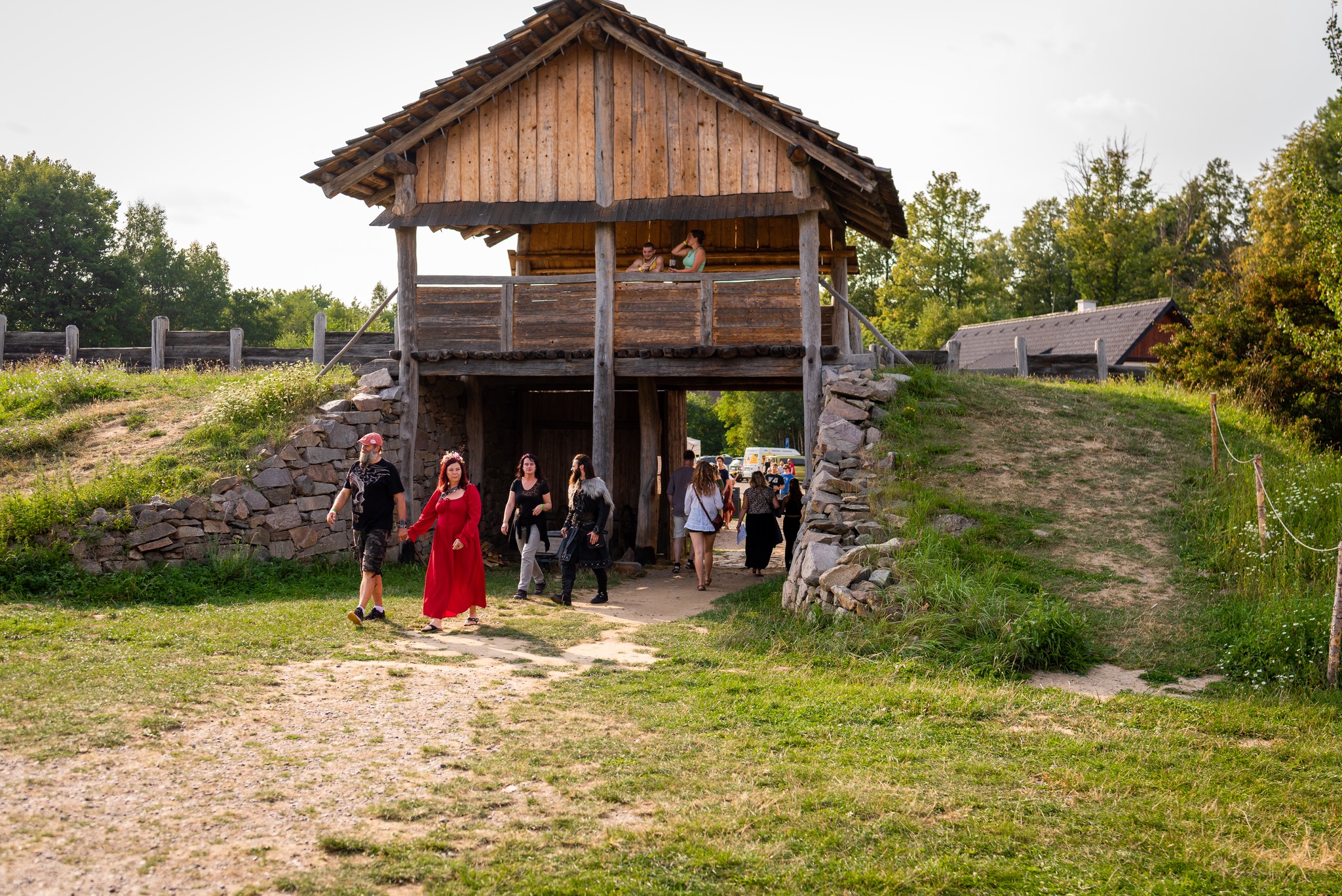 Dřevěná brána do hradiště Země Keltů, návštěvníci procházejí pod strážní věží