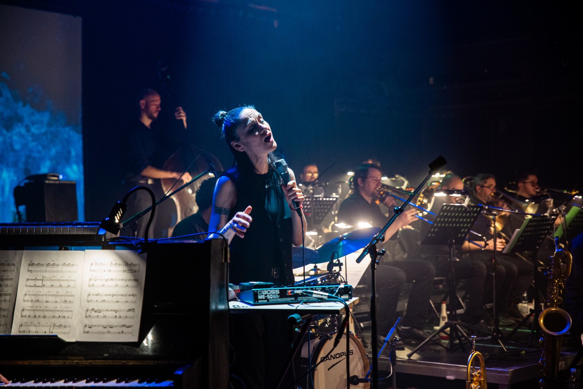 Lenka Dusilová zpívá s big bandem Cotatcha Orchestra na pódiu